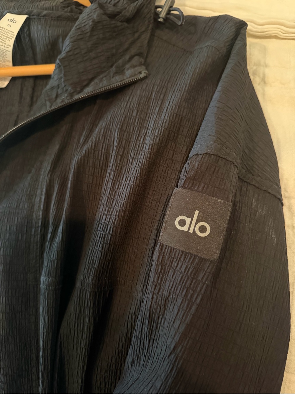 ALO Yoga women’s  Black Crinkle-Textured Windbreaker